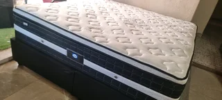 KING BED WITH PILLOWTOP MATRESS AND BASE R4500 WATSAP 0736552664 , GOOD CONDITION