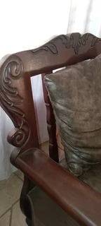 3 seater and 2x single seater lounge suite R1500 Urgent needs to go today