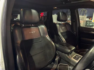 Jeep Grand Cherokee SRT 6.4L V8 HEMI