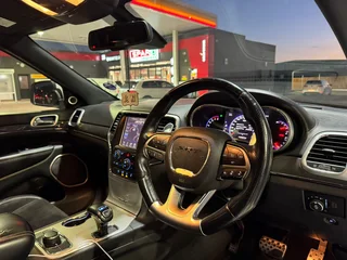 Jeep Grand Cherokee SRT 6.4L V8 HEMI