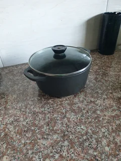 Cast iron pot