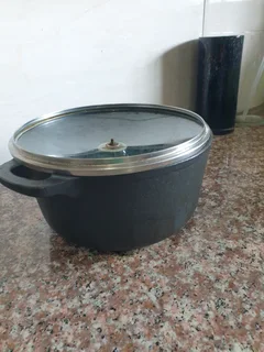 Cast iron pot