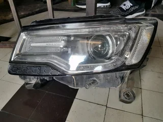 Jeep Cherokee SRT headlight silver