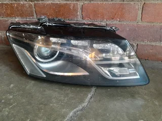 Audi Q5 right side headlight on stock