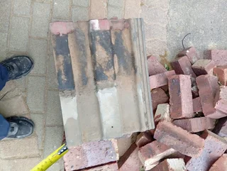  Roof Tiles for Sale – Only R8 Each! 隣
