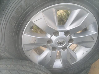 Toyota fortuner rim ans tyre
