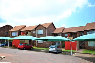 GROUND FLOOR TOWNHOUSE WITH GARDEN TO RENT IN MONDEOR.