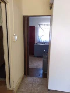 1 bedroom available in Clayville R2800 0838707275