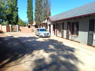 1 bedroom available in Clayville R2800 0838707275