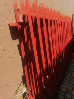 18x Steel palisades (3mx1.8m), 2x Clearvu gates (2.5mx2m) and 1x Steel gate (3mx2m)