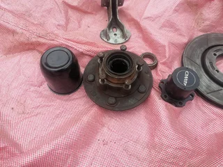Mahindra Karoo 4x4 wheel hub, lock hub, driveshaft, wheel centre cap and engine bracket