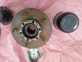 Mahindra Karoo 4x4 wheel hub, lock hub, driveshaft, wheel centre cap and engine bracket