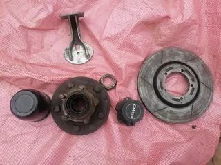 Mahindra Karoo 4x4 wheel hub, lock hub, driveshaft, wheel centre cap and engine bracket