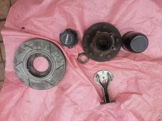 Mahindra Karoo 4x4 wheel hub, lock hub, driveshaft, wheel centre cap and engine bracket