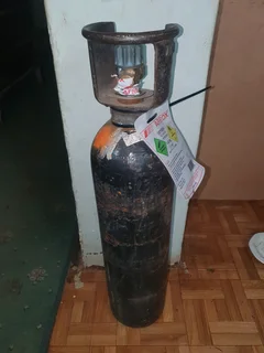 Portapack oxygen cylinder and regulator