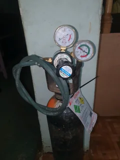 Portapack oxygen cylinder and regulator Guage