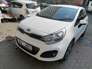 2015 Kia Rio 1.4 5-Door, White with 76000km available now!
