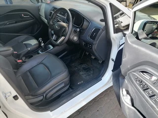 2015 Kia Rio 1.4 5-Door, White with 76000km available now!