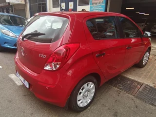 2014 Hyundai i20 1.4 Fluid, Burgundy with 70000km available now!