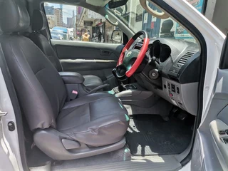 2010 Toyota Hilux 2.5 D-4D, White with 107000km available now!