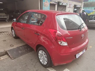 2014 Hyundai i20 1.4 Fluid, Burgundy with 70000km available now!