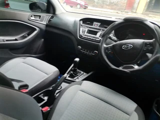 2015 Hyundai i20 1.4 Fluid AT, Gold with 98000km available now!