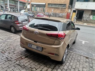2015 Hyundai i20 1.4 Fluid AT, Gold with 98000km available now!
