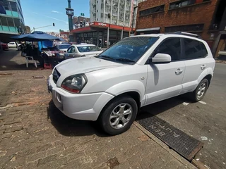 2010 Hyundai Tucson 2.0 Premium, White with 107000km available now!