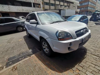 2010 Hyundai Tucson 2.0 Premium, White with 107000km available now!