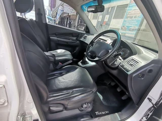 2010 Hyundai Tucson 2.0 Premium, White with 107000km available now!