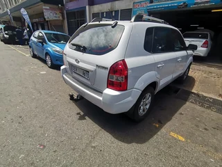 2010 Hyundai Tucson 2.0 Premium, White with 107000km available now!