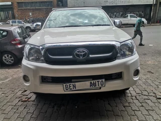 2006 Toyota Hilux 2.0 VVT-i, White with 110000km available now!