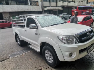 2006 Toyota Hilux 2.0 VVT-i, White with 110000km available now!