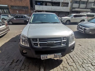 2009 Isuzu KB 250 D-TEQ D/Cab LE, Silver with 96000km available now!
