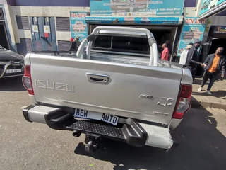 2009 Isuzu KB 250 D-TEQ D/Cab LE, Silver with 96000km available now!