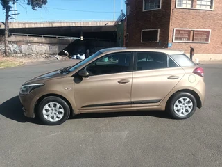 2015 Hyundai i20 1.4 Fluid, Gold with 98000km available now!