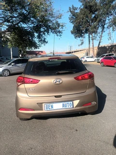 2015 Hyundai i20 1.4 Fluid, Gold with 98000km available now!