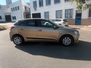 2015 Hyundai i20 1.4 Fluid, Gold with 98000km available now!