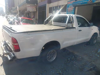 2015 Toyota Hilux 2.0 VVT-i, White with 98000km available now!