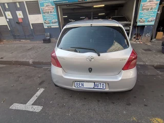 2007 Toyota Yaris 1.3 T3 Spirit 5-Door AT, Silver with 90000km available now!