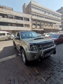 2012 Isuzu KB 300 D-TEQ D/Cab LX, Gold with 98000km available now!