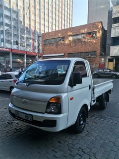 2015 Hyundai H100 Bakkie 2.6D Deck, White with 120000km available now!