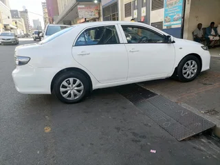 2017 Toyota Corolla Quest 1.6, White with 85000km available now!