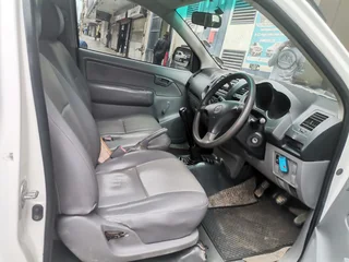 2007 Toyota Hilux 2.5 D-4D, White with 110000km available now!