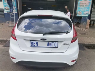 2009 Ford Fiesta 1.4 Ambiente 5-Door, White with 92000km available now!