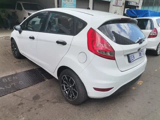 2009 Ford Fiesta 1.4 Ambiente 5-Door, White with 92000km available now!