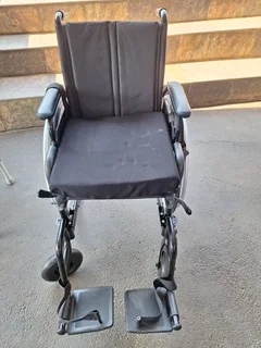 Foldable wheel chair
