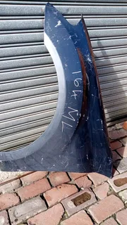 MERCEDES BENZ ML W164 LEFT SIDE FENDERS AVAILABLE