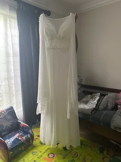 NEVER WORN WEDDING DRESS