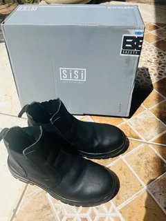 Safety shoes brand’ sisi ‘ size 5 used twice free delivery